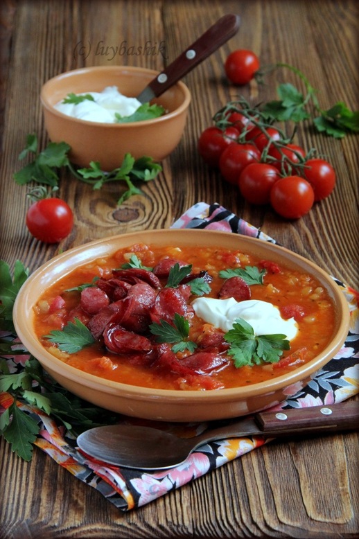 Густой томатный суп с копчёными колбасками 
