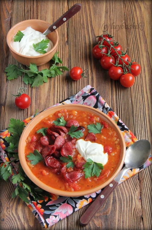 Густой томатный суп с копчёными колбасками 